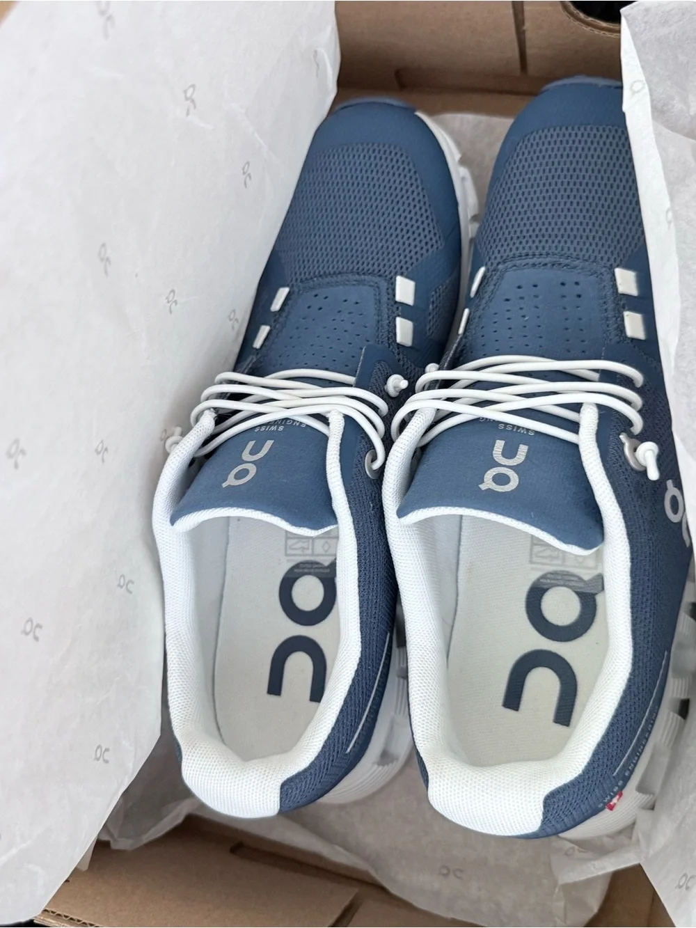 On Cloud Sneakers in navy Blue and White size 6.5